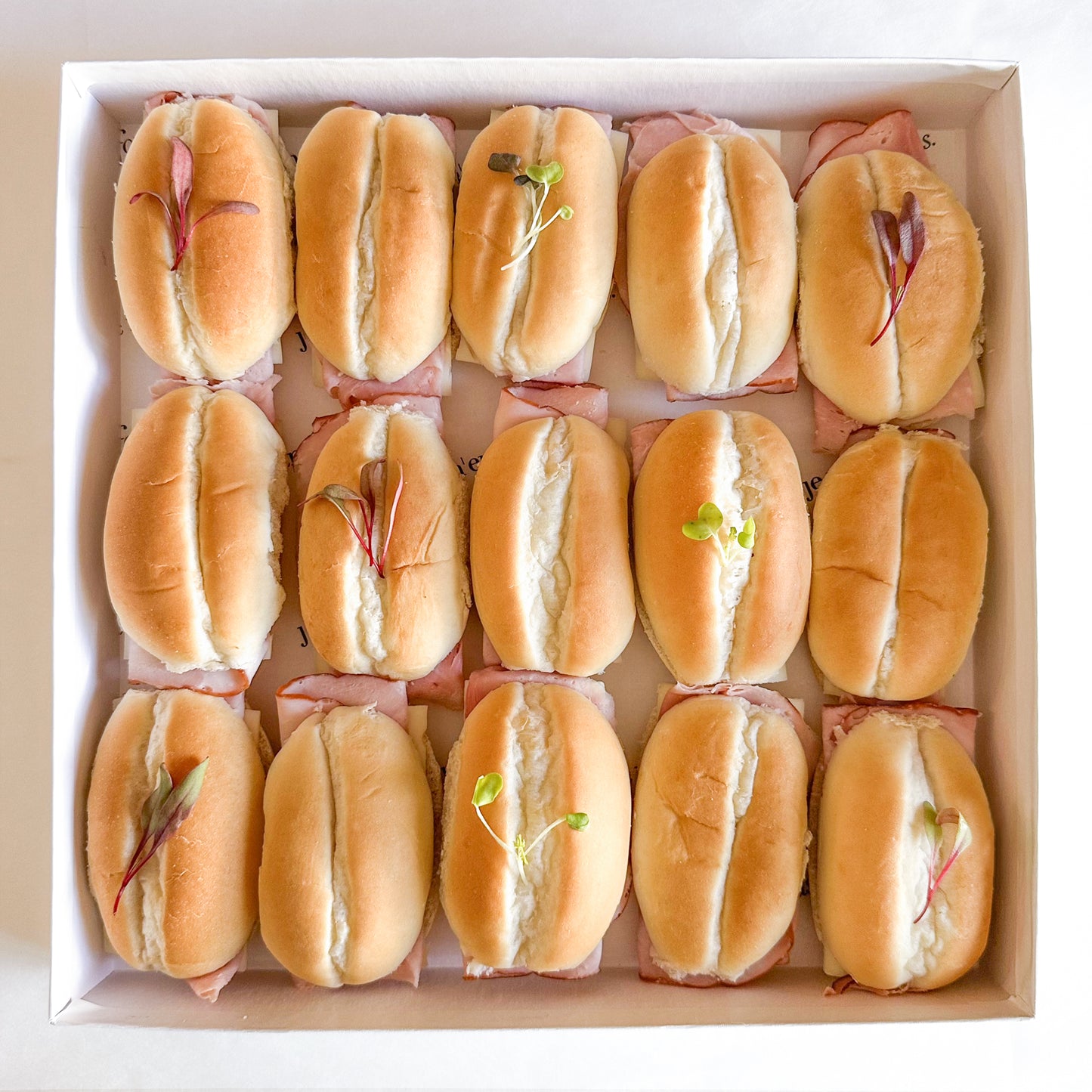 boîte de petits pains au jambon et au fromage.