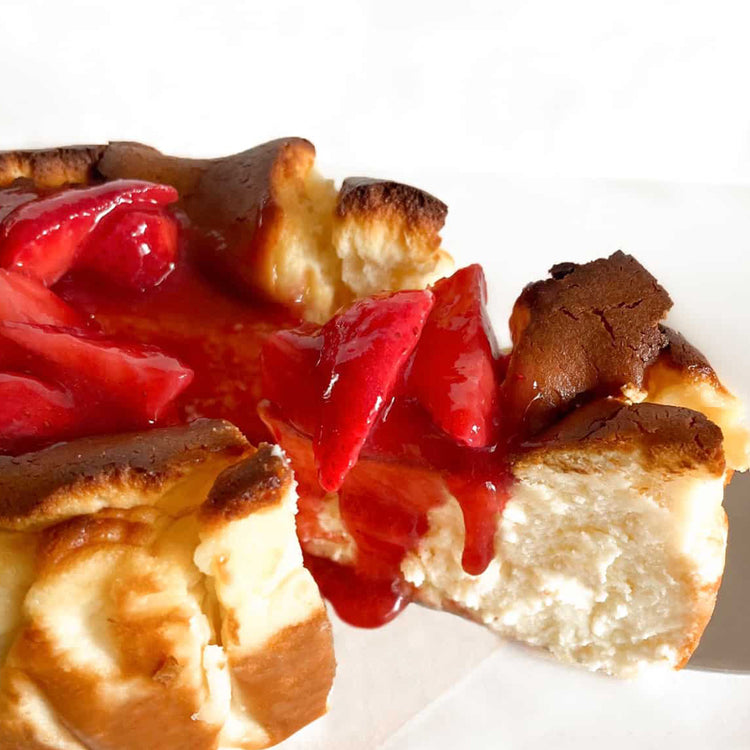 burnt basque cheesecake with strawberry coulis